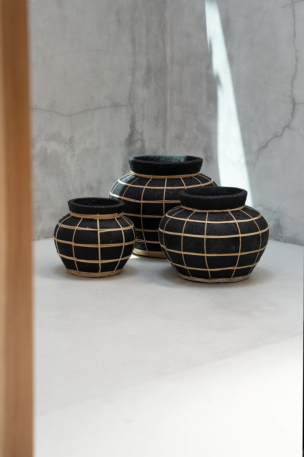 Jarrón de terracota y ratán en negro y marrón 33x33x27cm - Maisons du Monde