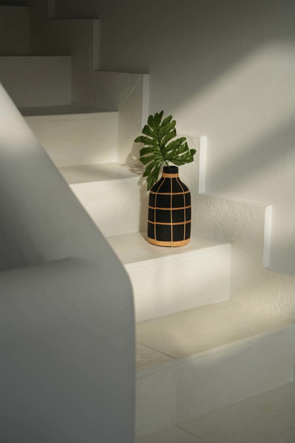 Jarrón de terracota y ratán en negro y marrón 13x13x24cm - Maisons du Monde