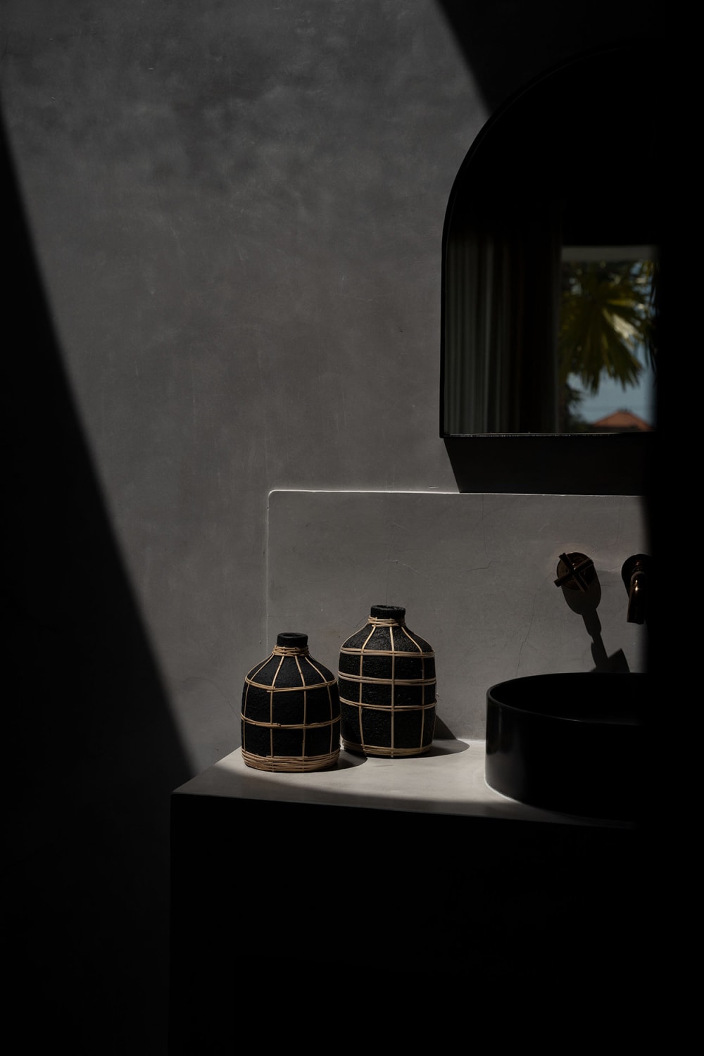 Jarrón de terracota y ratán en negro y marrón 13x13x19cm - Maisons du Monde