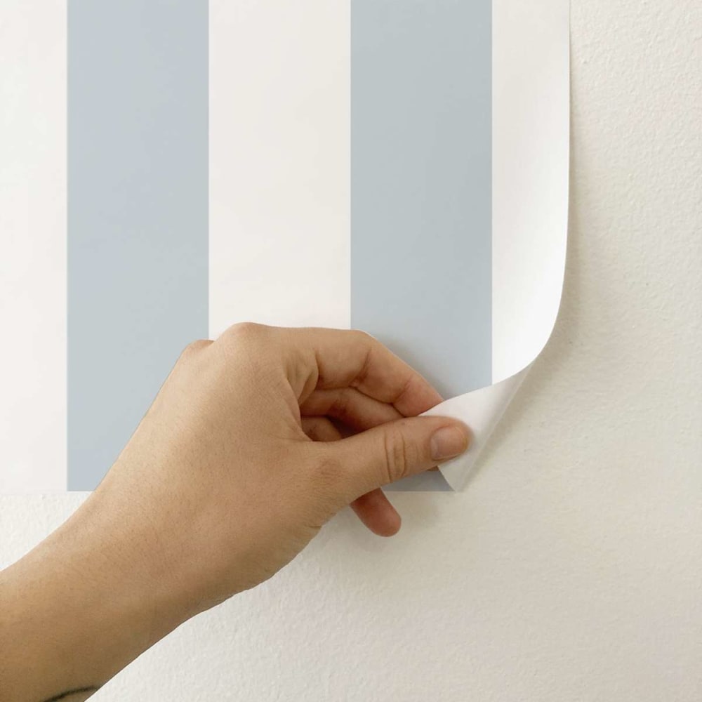 Papier peint vinyle adhésif lignes poudre bleu 50x300 cm — vue 4