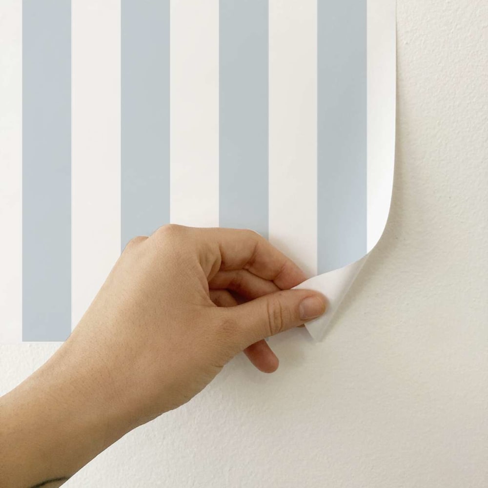 Papier peint vinyle adhésif petites rayures poudre bleu 50x300 cm — vue 4