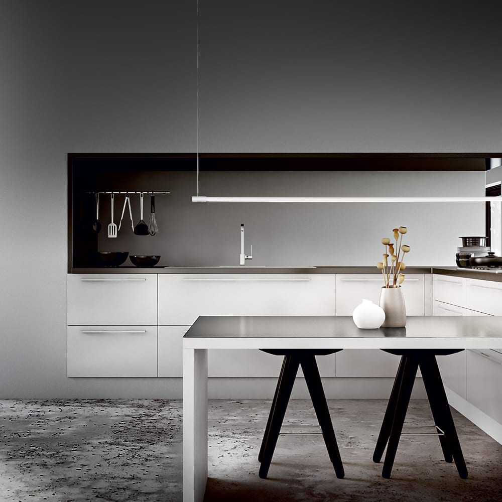 Sospensione lineare in metallo nera diffusore in policarbonato