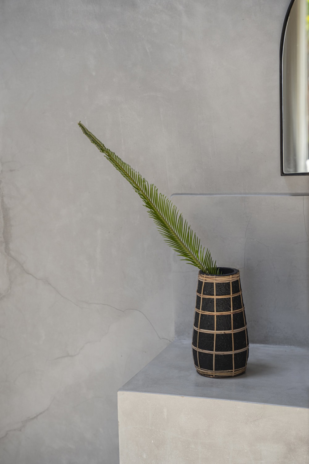 Jarrón de terracota y ratán en negro y marrón 14x14x26cm - Maisons du Monde