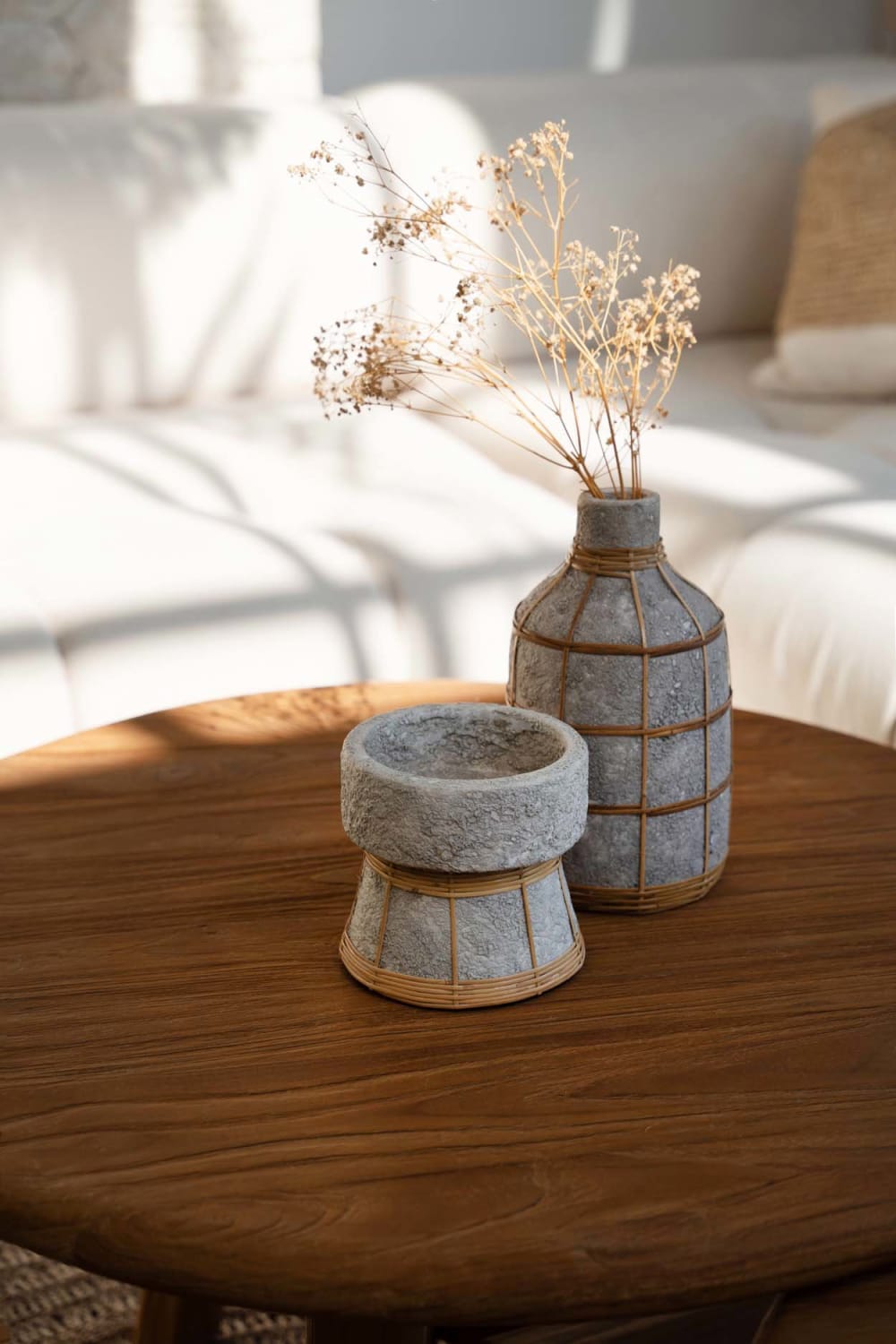 Vase aus terrakotta und rattan in betongrau und braun, 13x13x24cm