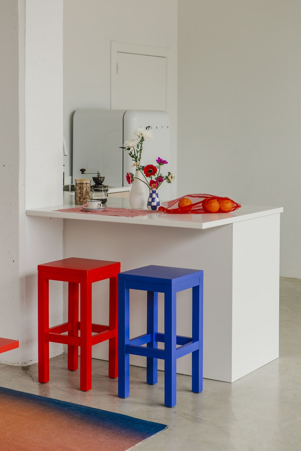 Set 2 Tabourets laqués en pin 65cm rouge flamme - Maisons du Monde