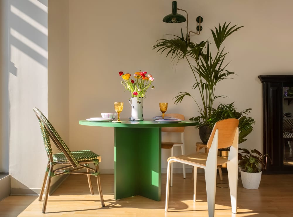 Mesa de comedor redonda tablero laminado de 3cm verde cedro 120cm - Maisons du Monde