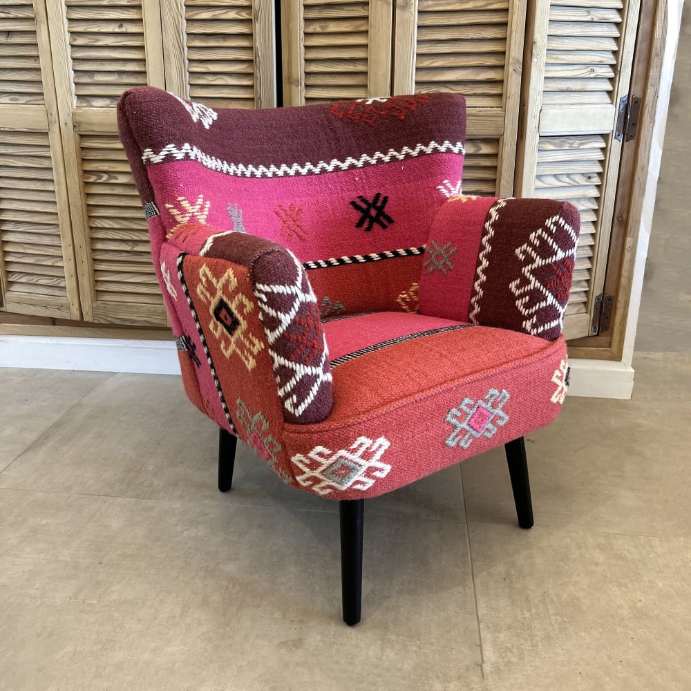 Fauteuil en kilim brodé main et pieds en bois noir