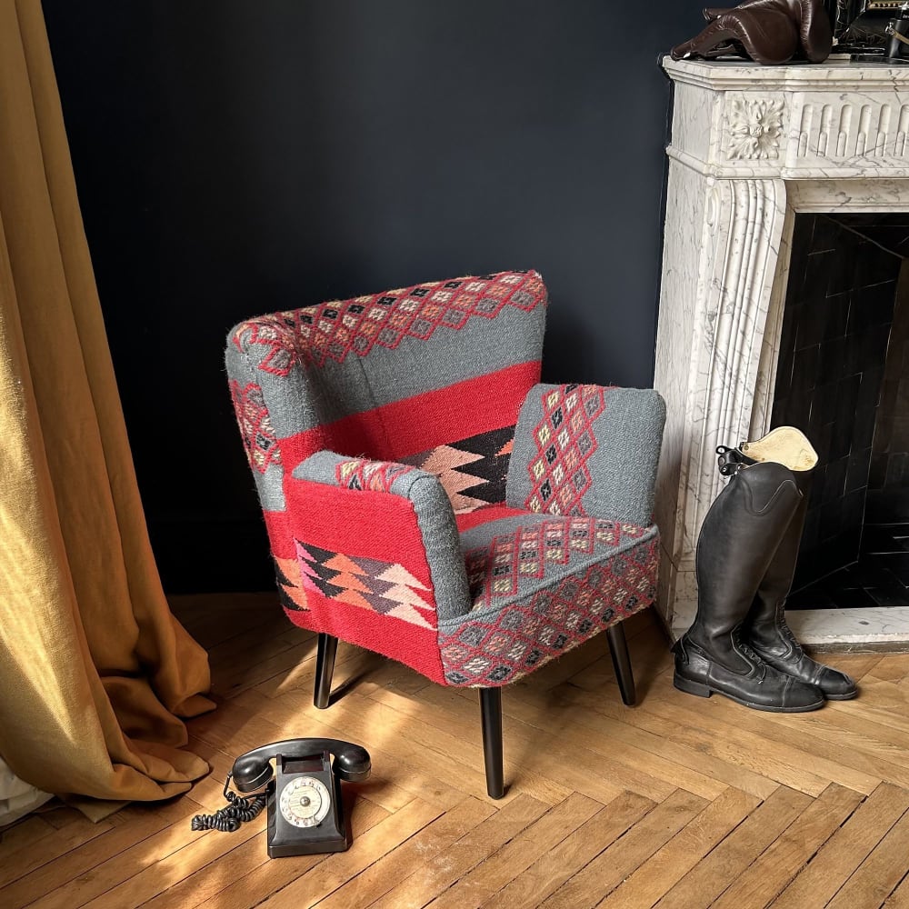 Fauteuil en kilim brodé main et pieds en bois noir