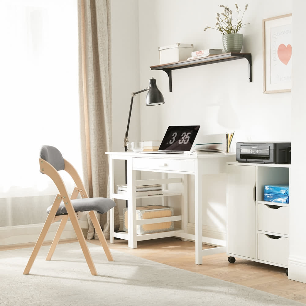 Chaise écrue pliante en bois avec dossier