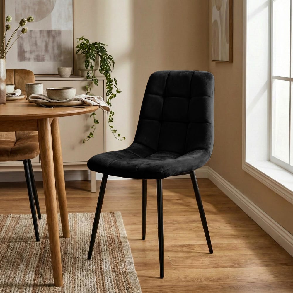 Silla con patas de metal y asiento en terciopelo negro