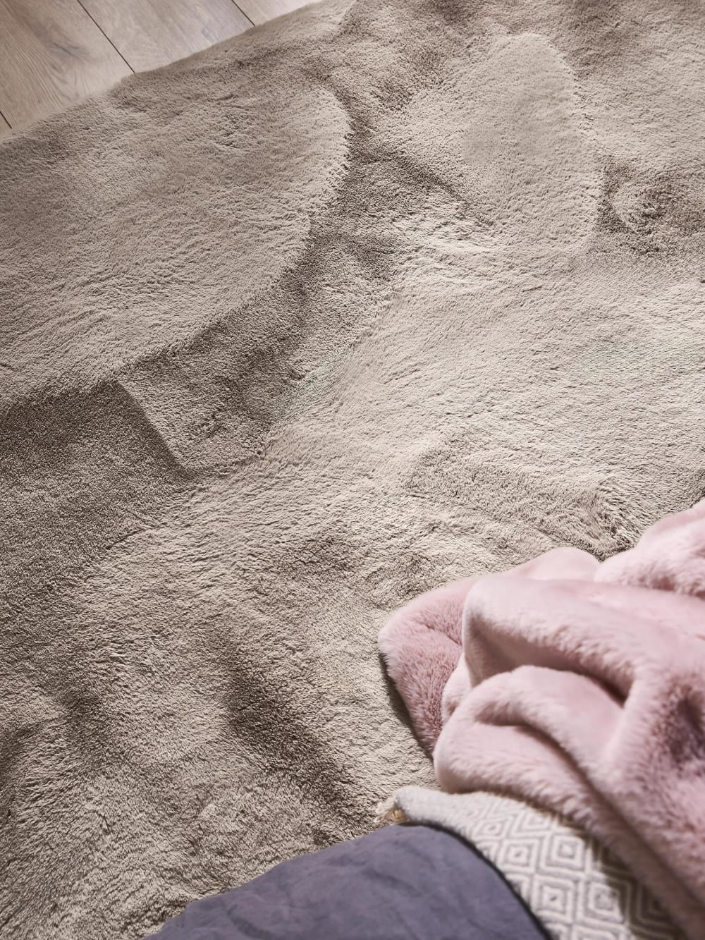 Tapis de fausse fourrure taupe 120x170 — vue 4