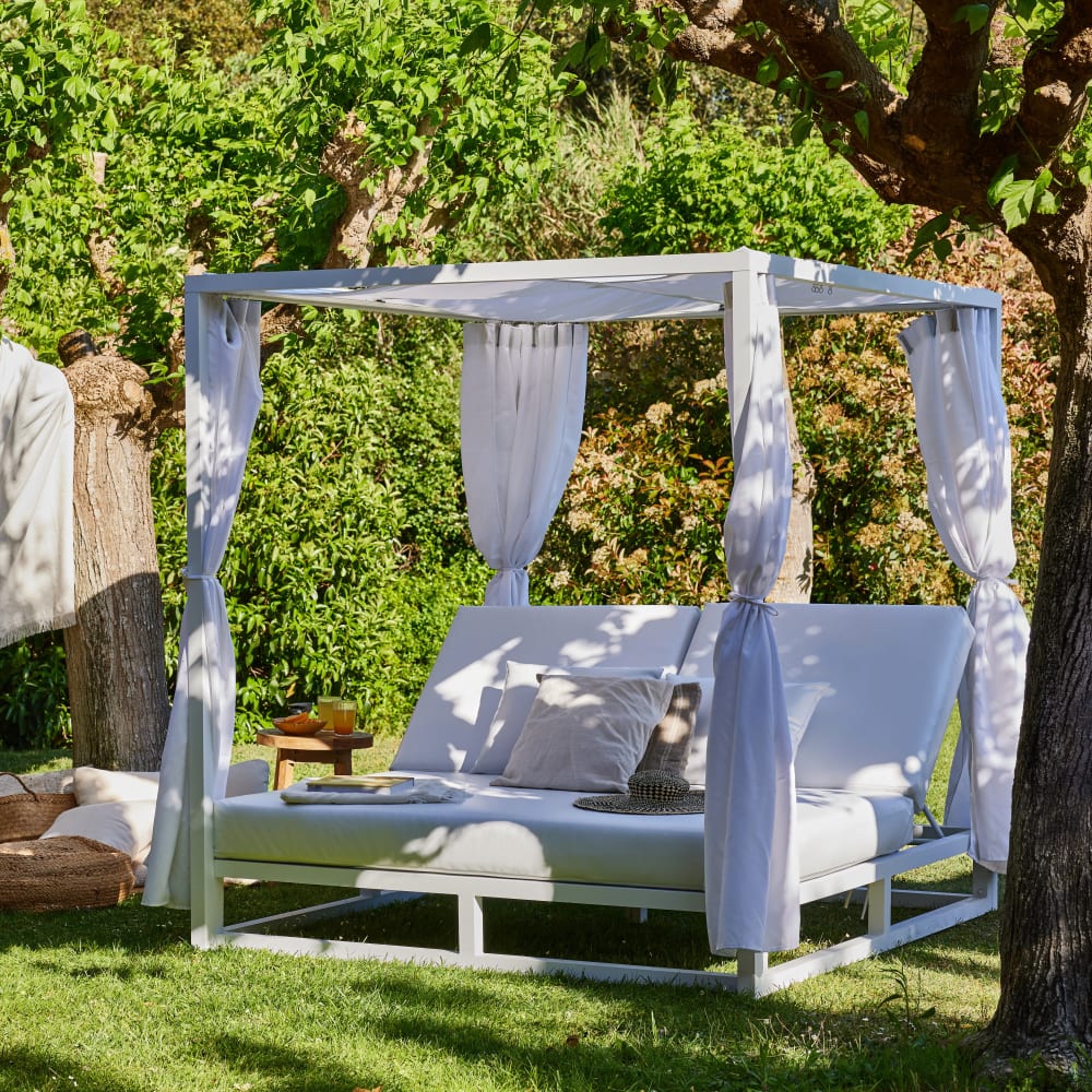 Lit balinais en aluminium et coussin blanc - Maisons du Monde