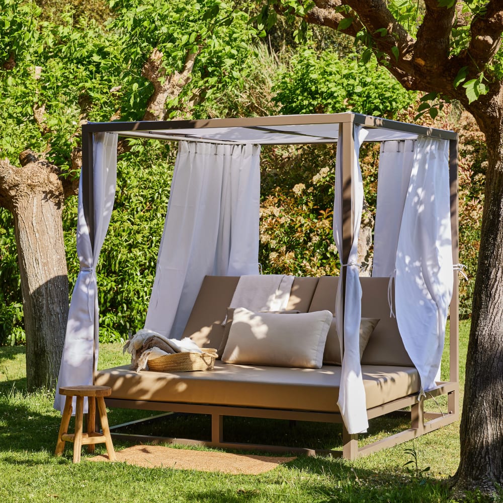 Lit balinais en aluminium taupe et coussin beige - Maisons du Monde