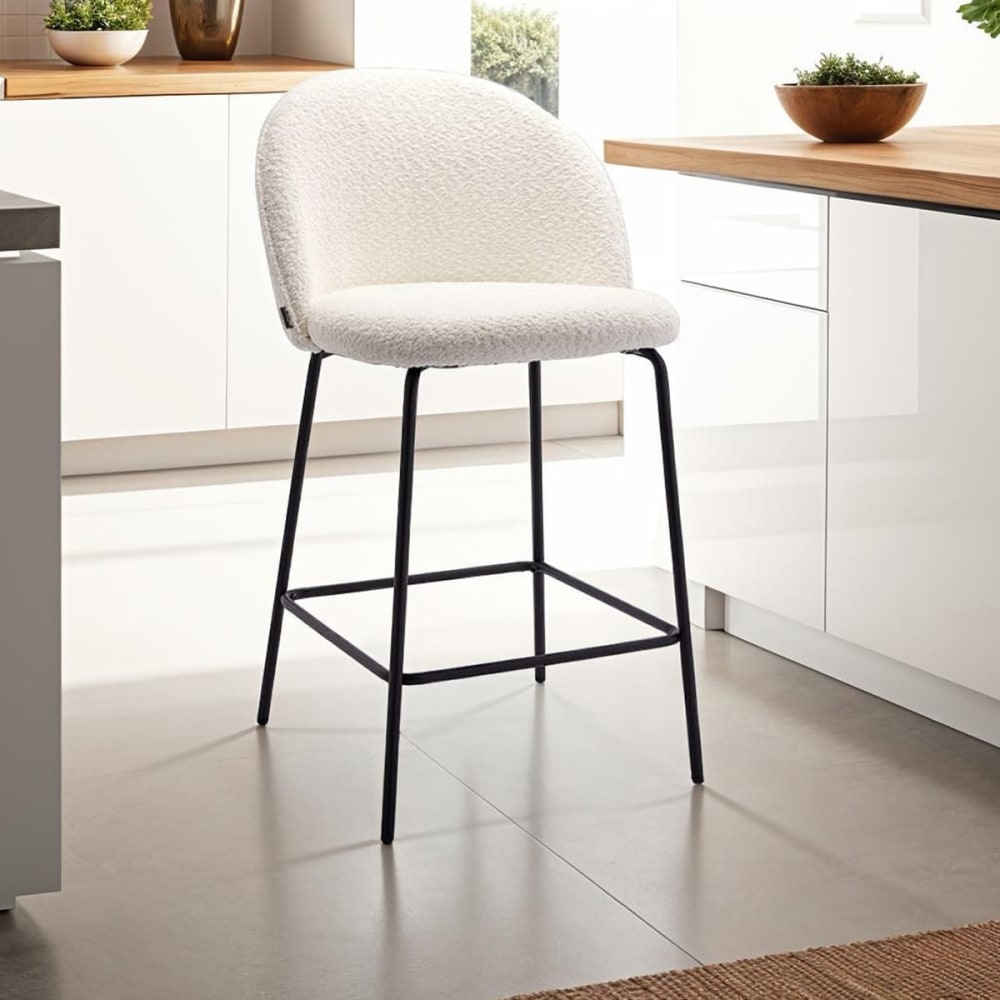Lot de 2 tabourets de bar en tissu bouclette écru, piètement noir