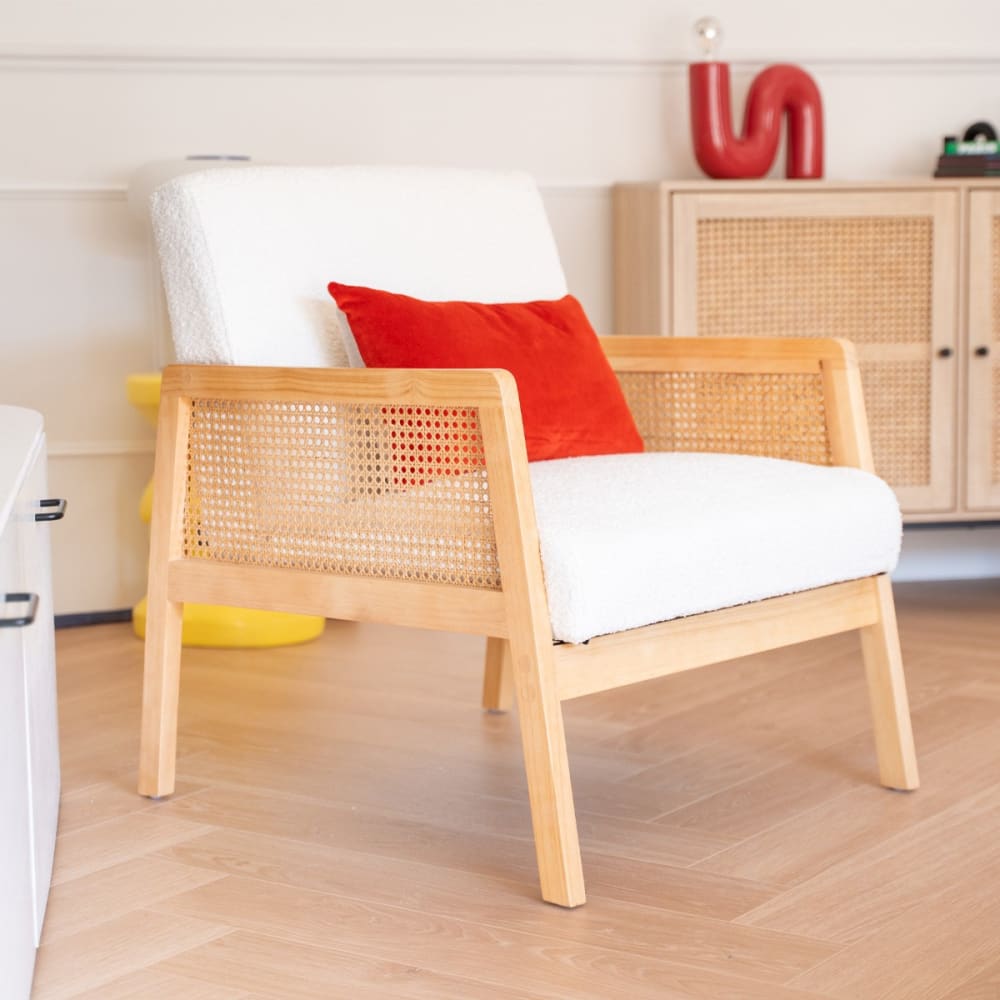 Fauteuil en cannage et tissu bouclé beige