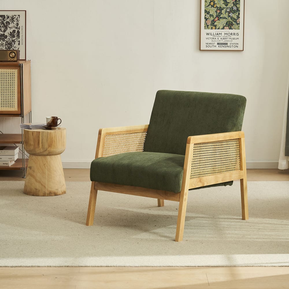 Fauteuil en cannage et velours côtelé vert