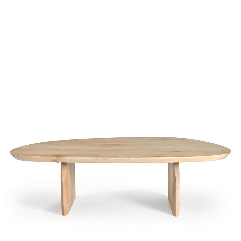 mesa baja de forma organica de madera maciza de mango - madera clara