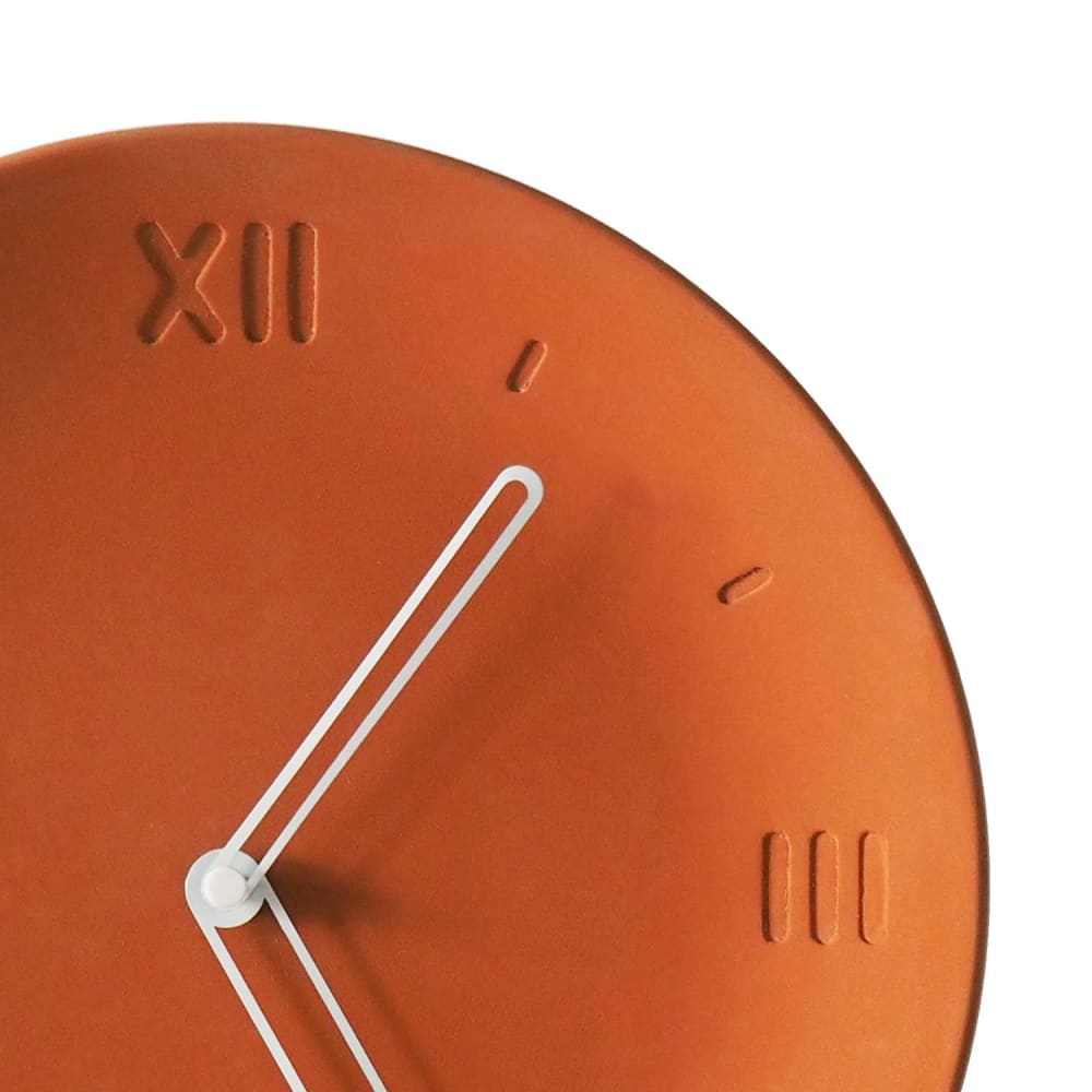 Horloge en béton terracotta aiguilles blanches - Maisons du Monde