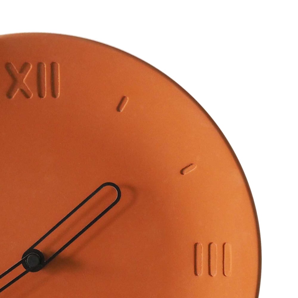 Horloge en béton terracotta aiguilles noires - Maisons du Monde
