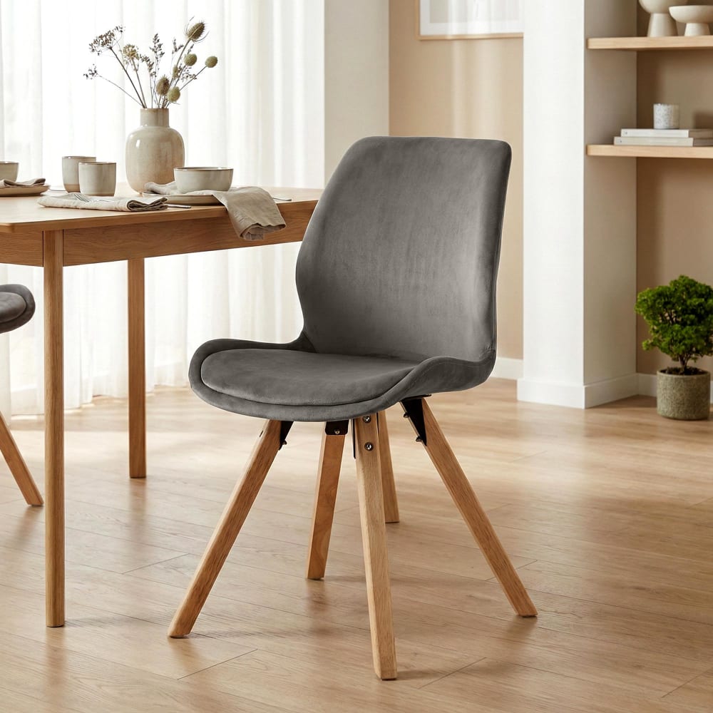 Silla con patas de madera y asiento en terciopelo gris