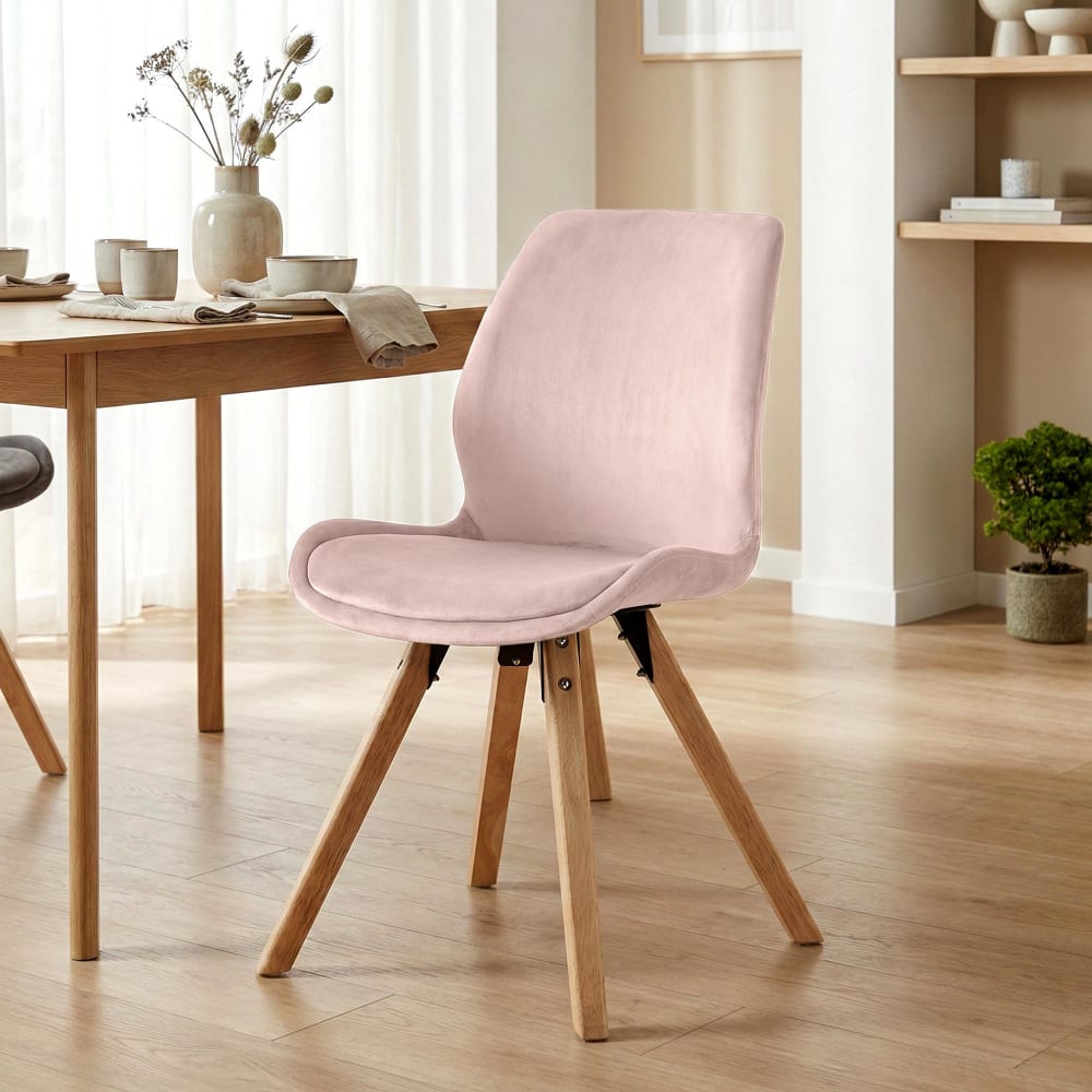 Silla con patas de madera y asiento en terciopelo rosado