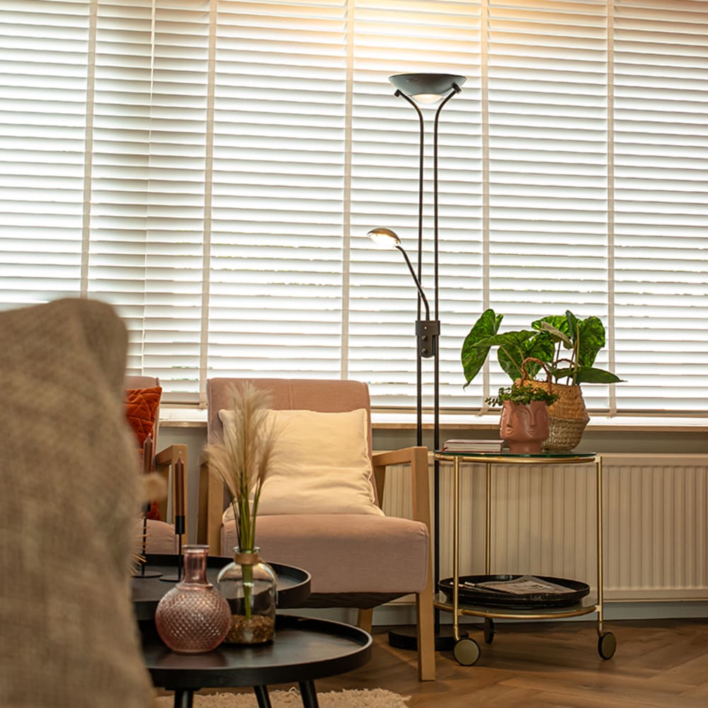 Lampadaire en acier noir - Maisons du Monde