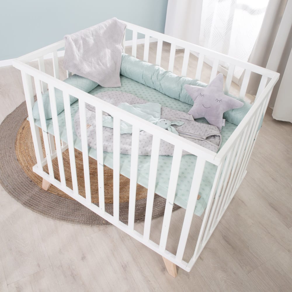 Parc 75x100 réglable avec tapis vert givré en bois blanc bio - Maisons du Monde