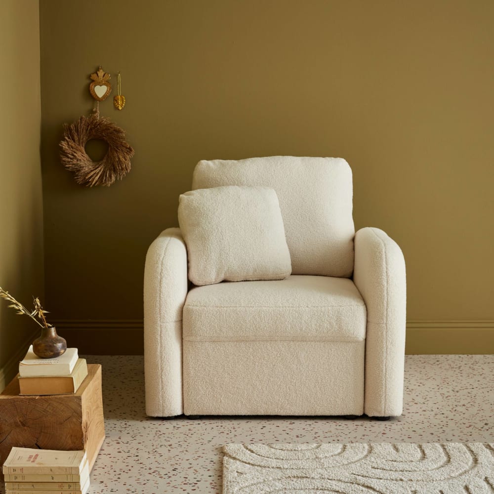 Fauteuil tissu bouclette crème, lignes arrondies