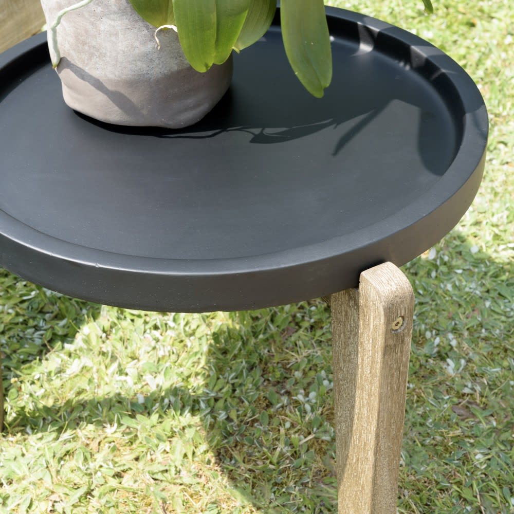 Table d'appoint 55x52cm plateau béton noir mat pieds acacia - Maisons du Monde