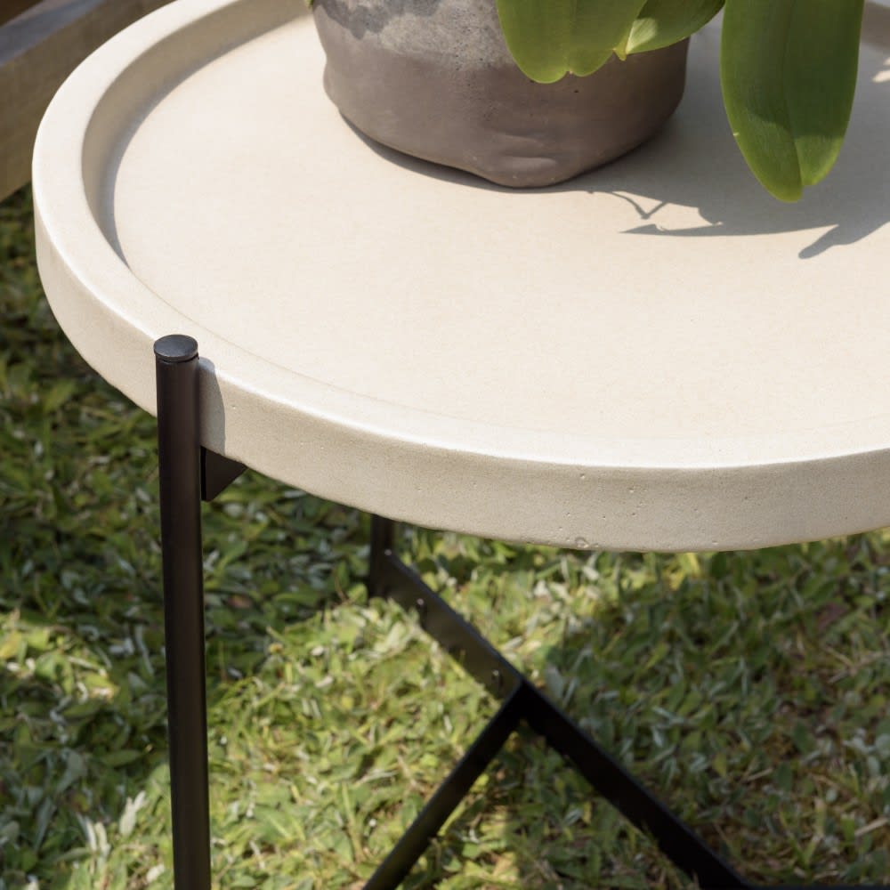 Table d'appoint 52x50cm plateau béton beige pieds métal noir - Maisons du Monde