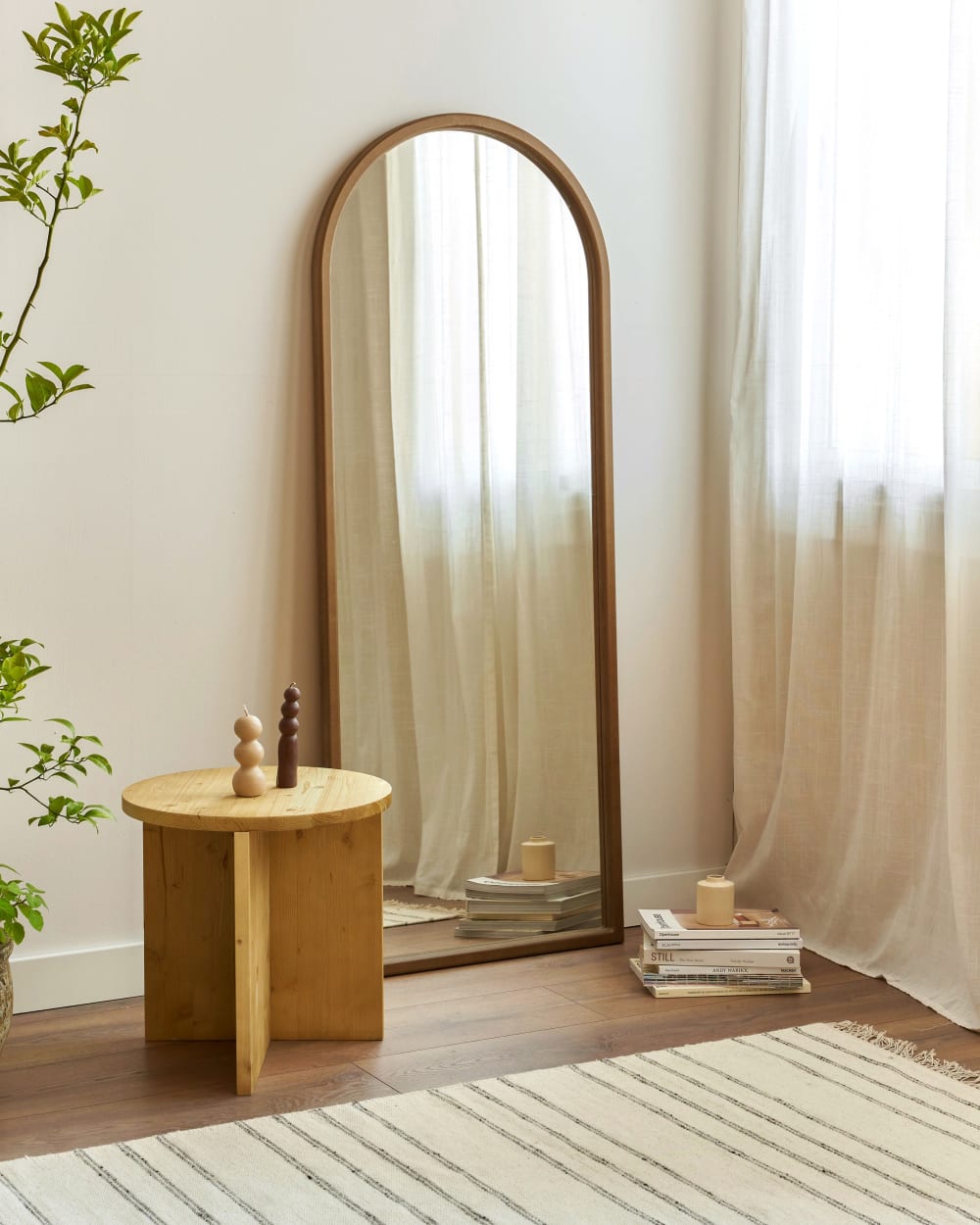 Miroir sur pied arqué naturel