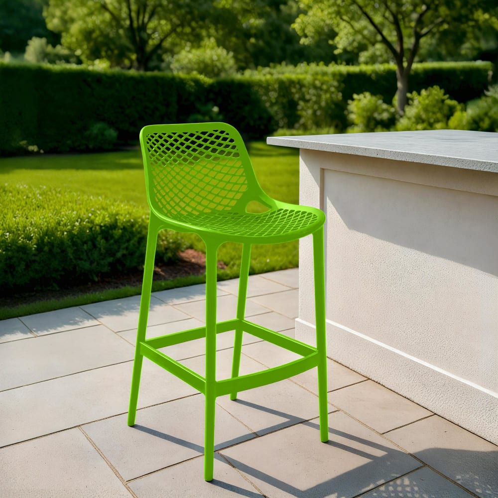 taburete para exterior con resplado en plastico verde