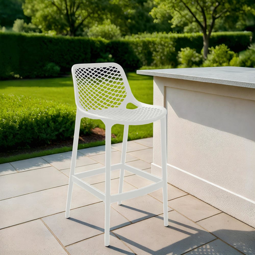 Taburete para exterior con resplado en plástico blanco