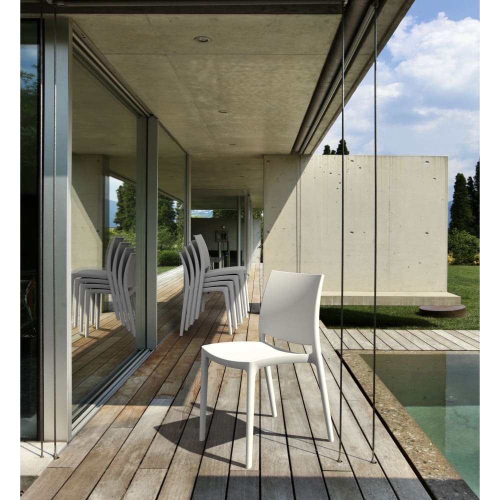 Silla de exterior apilable resistente en plástico blanco