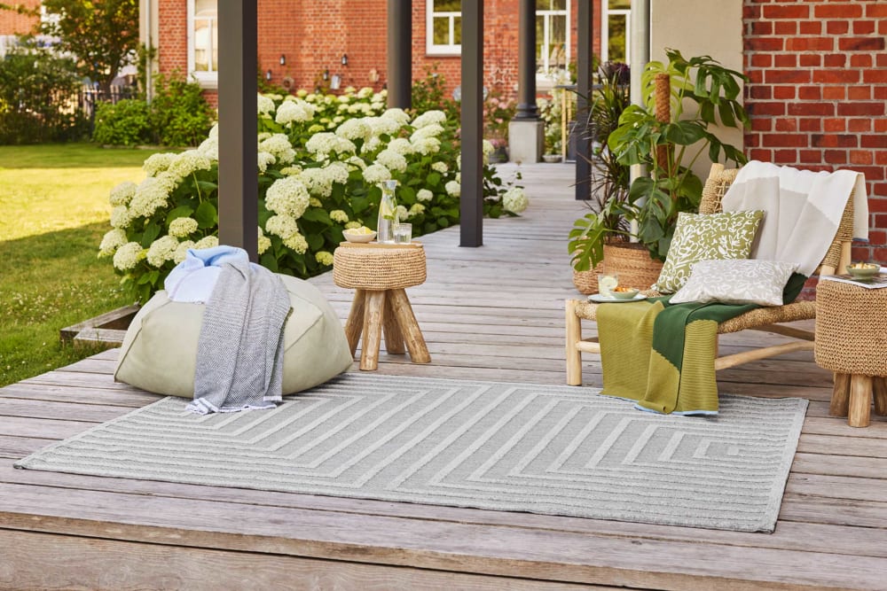 Tapis intérieur/extérieur graphique à relief gris 133x200 - Maisons du Monde