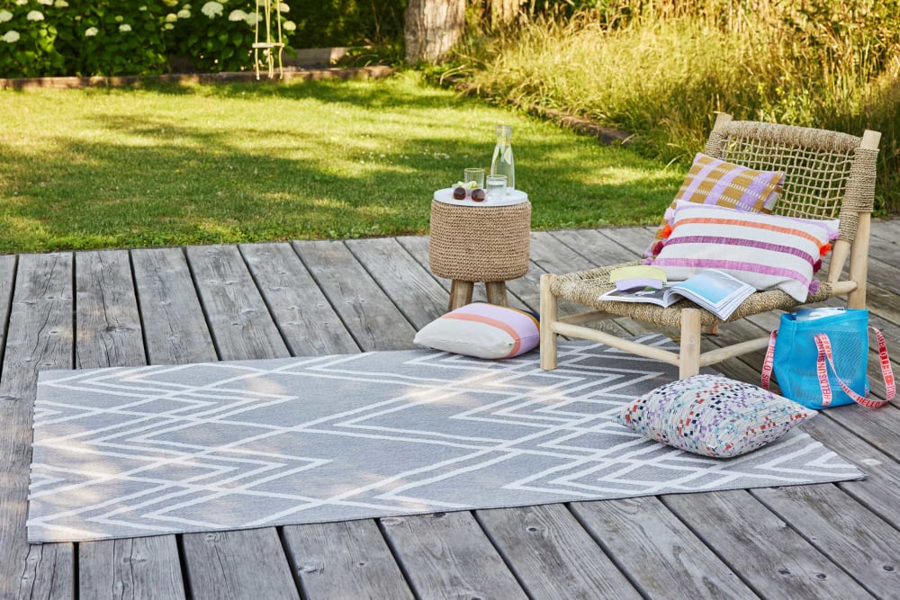 Alfombra interior/exterior con relieve gris y blanco 133x200 - Maisons du Monde