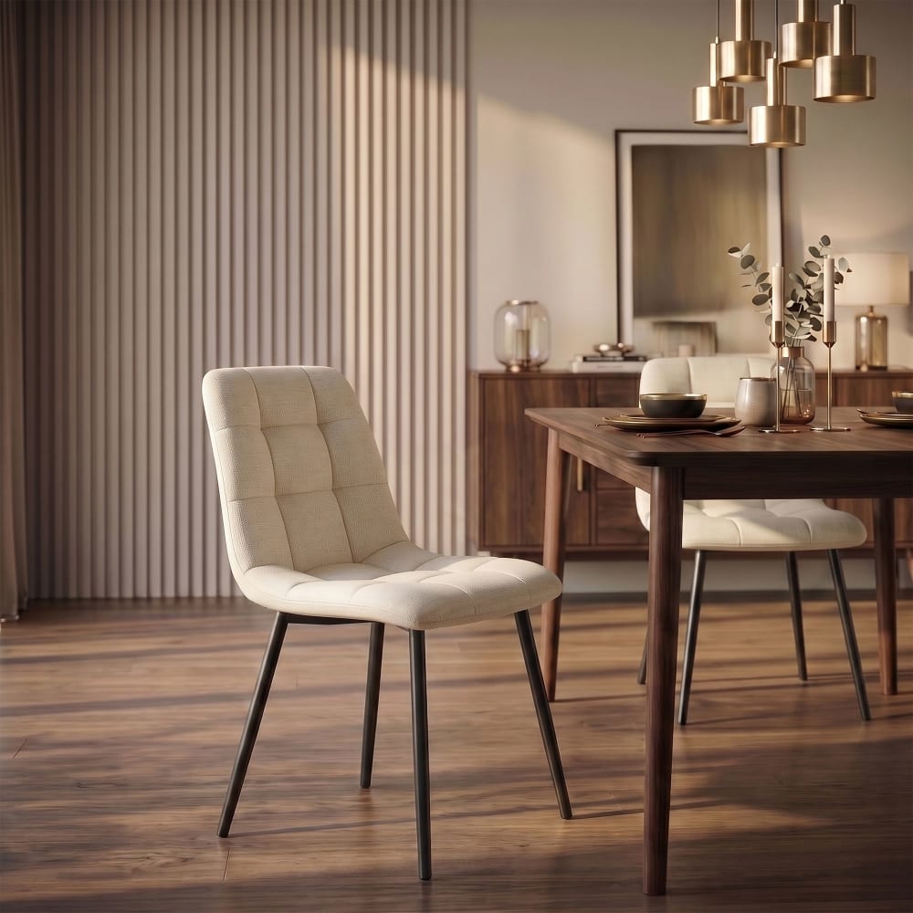 Silla con patas de metal y asiento en tela crema