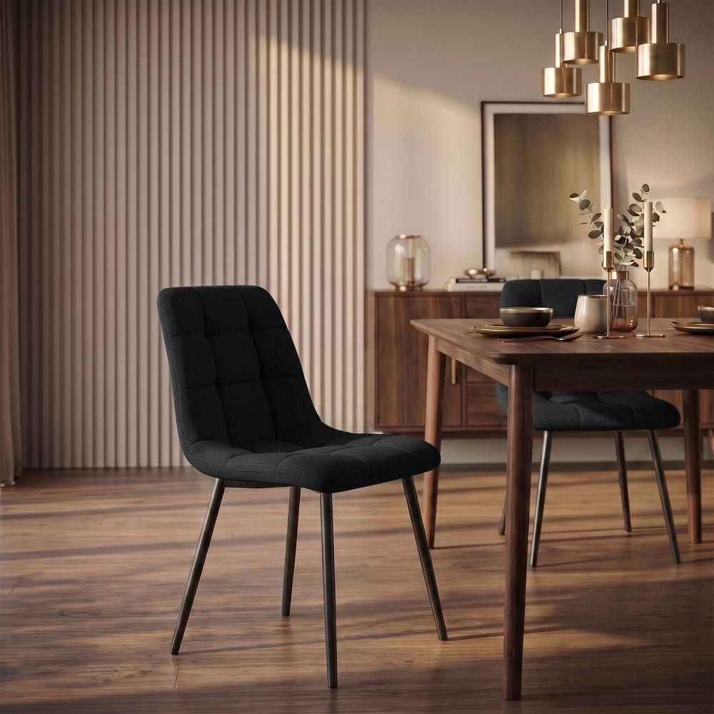 Silla con patas de metal y asiento en tela negro