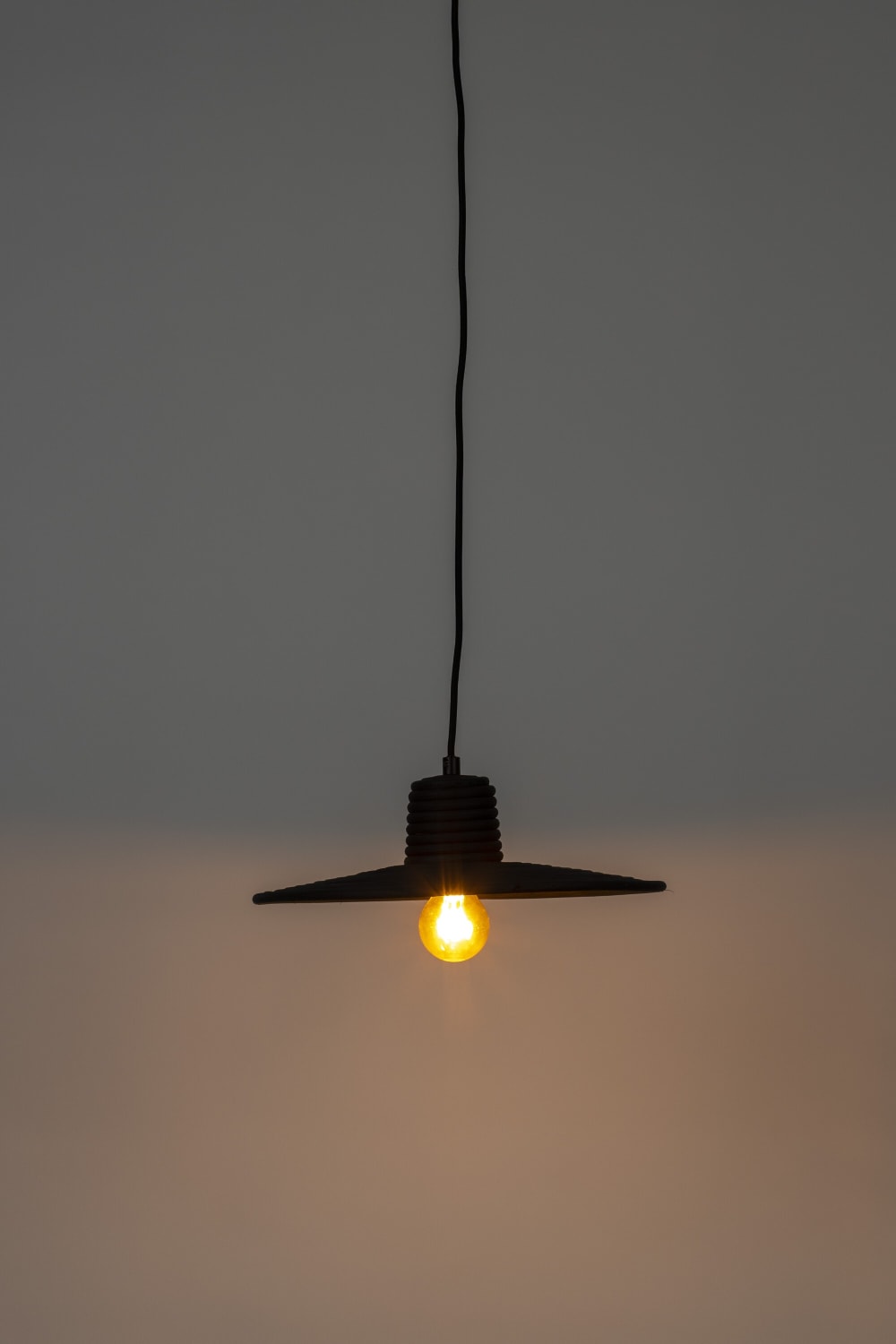 Petite suspension en rotin noir