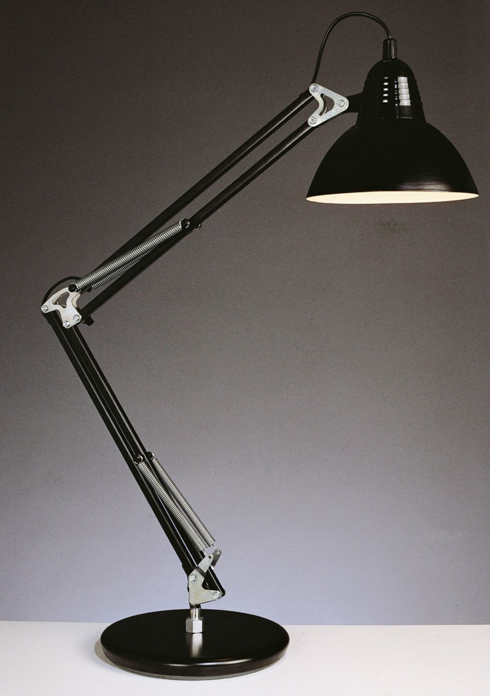 Lampe design en métal noir — vue 3
