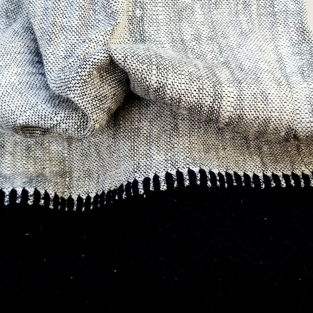 Manta de algodón gris con flecos negros 140x200