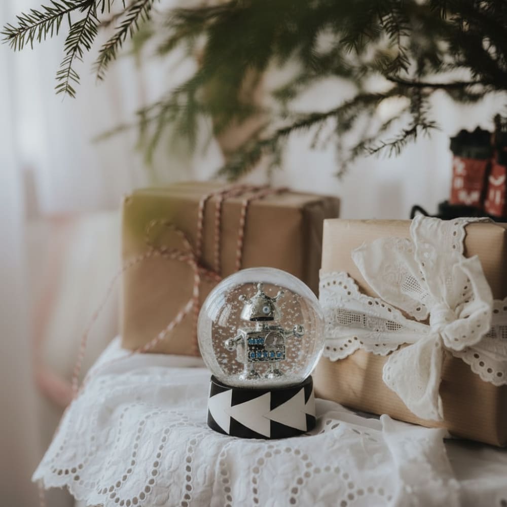 Boule à neige décorative de noël figurine robot en résine argenté H14 - Maisons du Monde