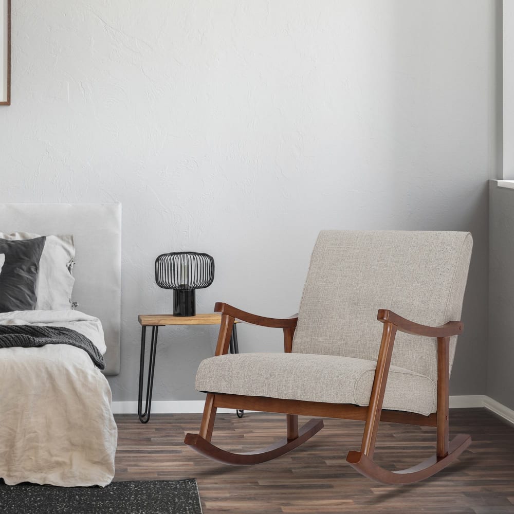 Mecedora con base de madera y asiento en tela crema