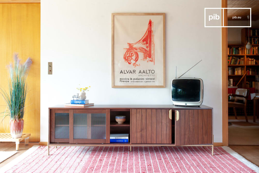 mueble de tv de madera oscura y metal dorado de 4 puertas