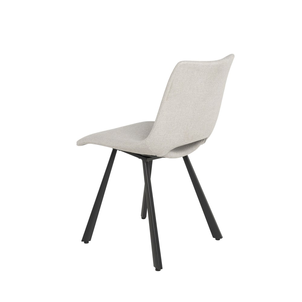 Gepolsterter Stuhl mit schwarzen Metallbeinen und beigem Sitz. -