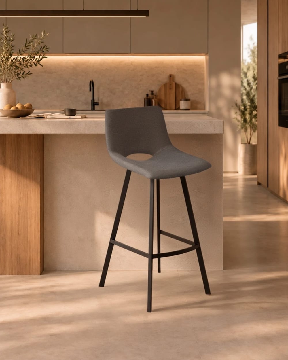 Hoher Hocker mit Bezug in Dunkelgrau und Beinen in Schwarz. -