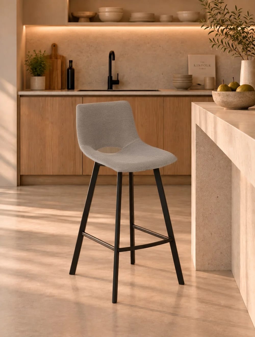 Hoher Hocker mit Bezug und Beinen in Schwarz und in Hellgrau. -