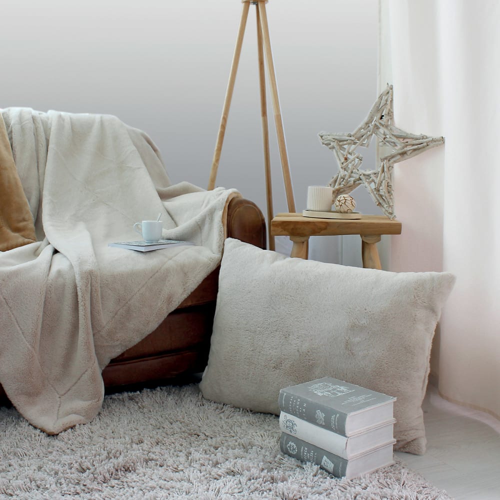 Coussin cocooning en imitation fourrure polyester beige 65 x 50 cm - Maisons du Monde