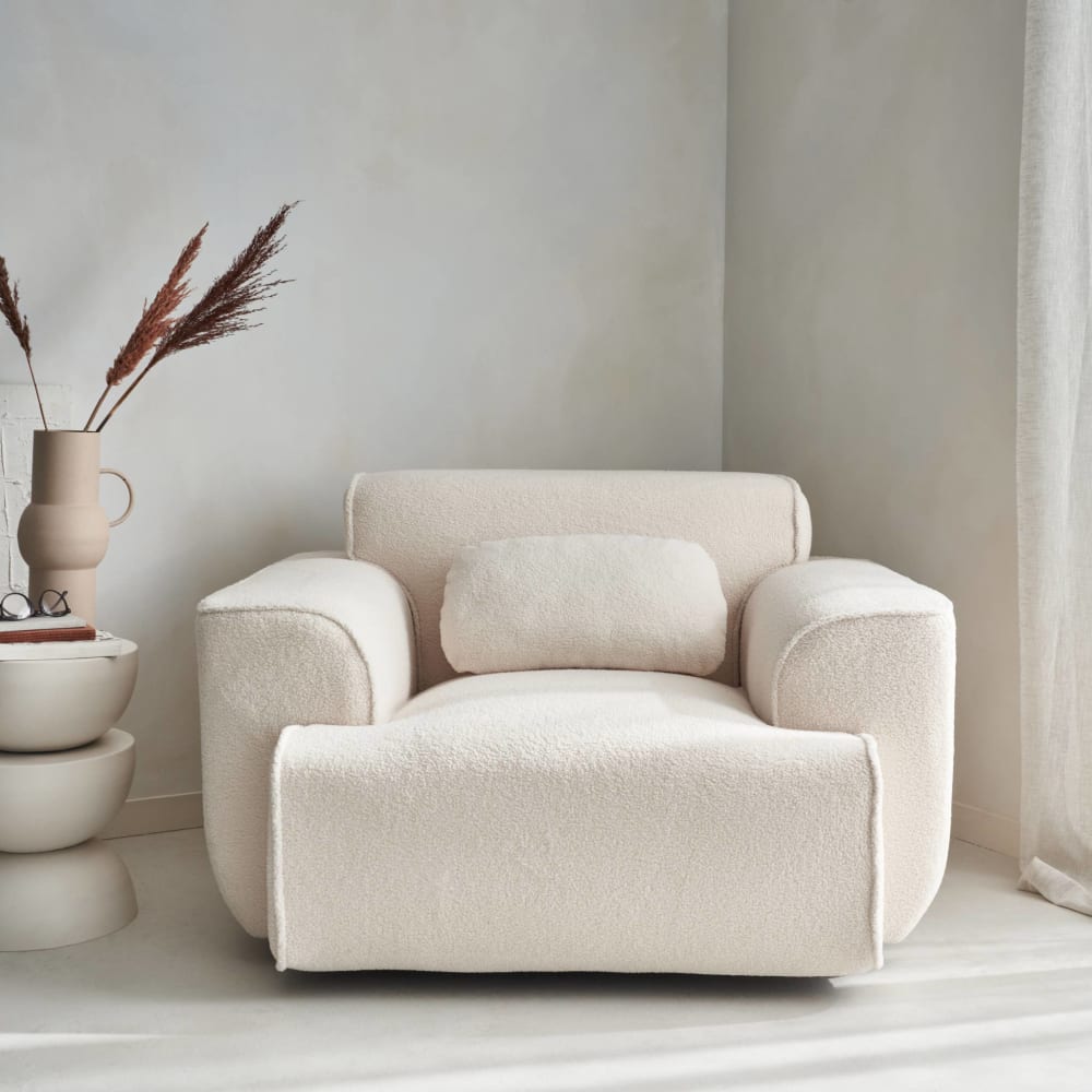 Fauteuil tissu bouclette crème, lignes arrondis
