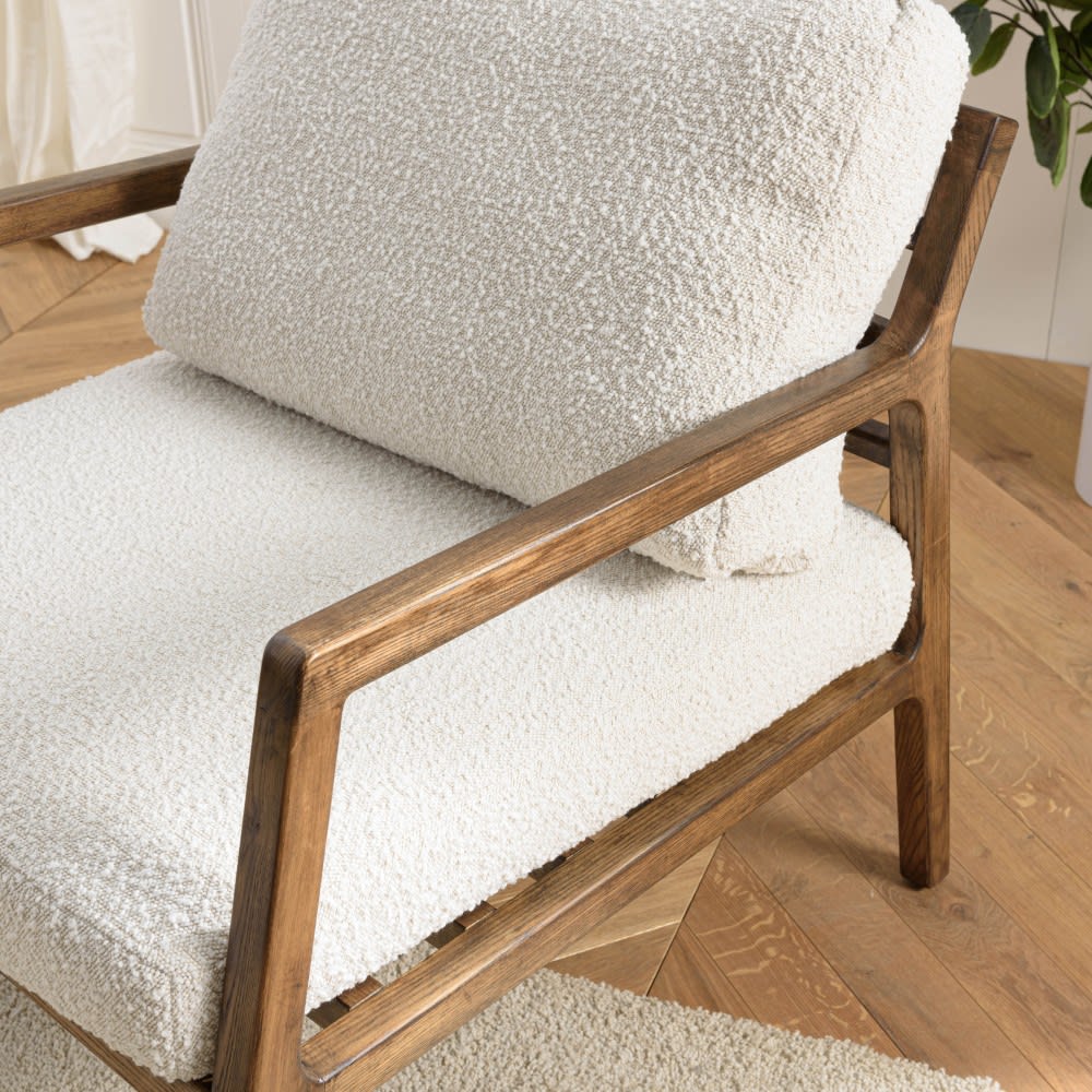 Fauteuil en tissu écru, structure et accoudoirs en bois